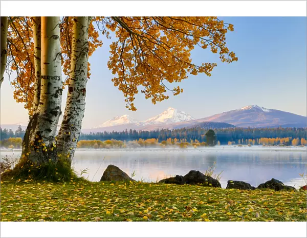 USA, Oregon, Bend, Fall at Black Butte Ranch in Central Oregon