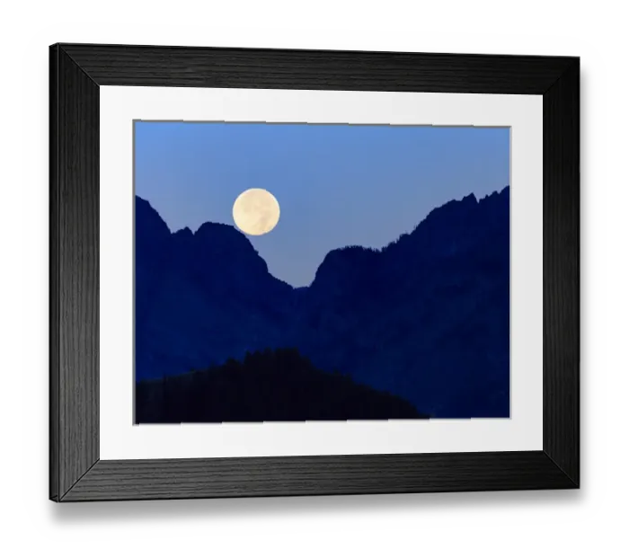 Framed Print : Super moon setting over the Grand Teton Mountain Range, Grand Teton National Park Framed Print : Super moon setting over the Grand Teton Mountain Range, Grand Teton National Park