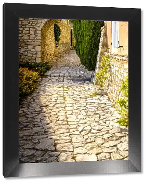 France, Provence, Joucas, Walkway, arch