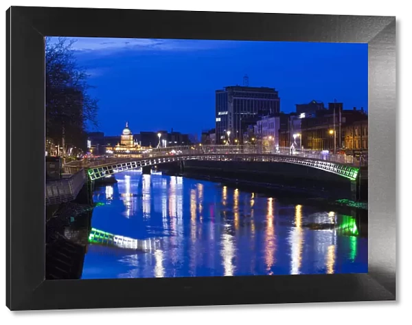 Ireland, Dublin, Hapenny Bridge over the River Liffey, dawn