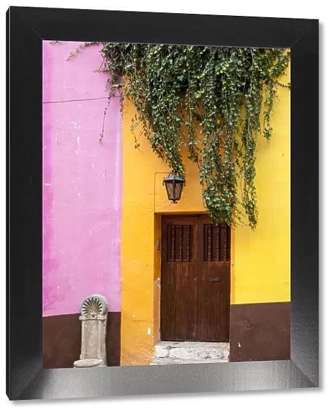 Mexico, Guanajuato, Door and Fountaiun in Guanajuato