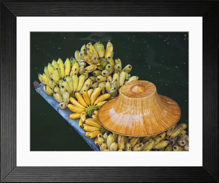 Framed Print : Southeast Asia; Thailand; Damnoen; Damnoen Saduak Floating Market with Vendor