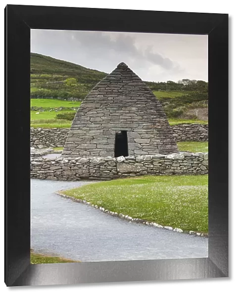Ireland, County Kerry, Dingle Peninsula, Ballyferriter, Gallarus Observatory, early