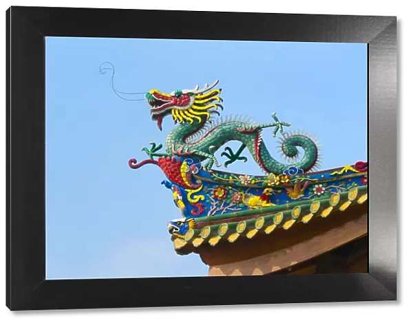 Dragon sculpture on the roof of South Putuo Temple, Xiamen, Fujian Province, China