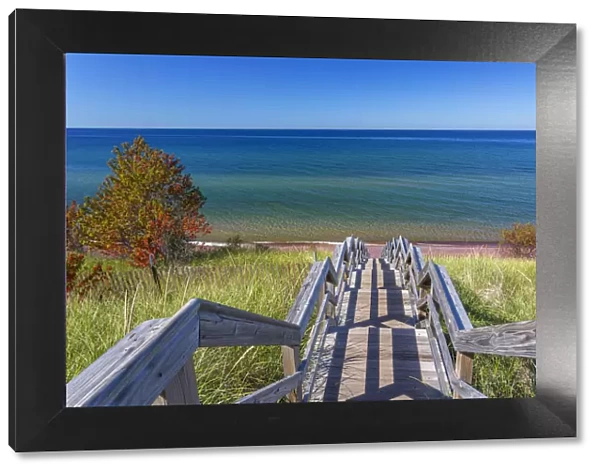 Michigan, Keweenaw Peninsula, Great Sand Bay, trail to beach and Lake Superior