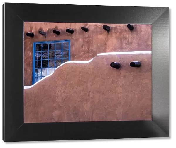 North America; USA; New Mexico; Sant Fe; Adobe structure with protruding vigas and Snow