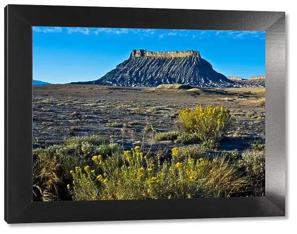 North America, USA, Utah, Caineville, Factory Butte from Coal Mine Road
