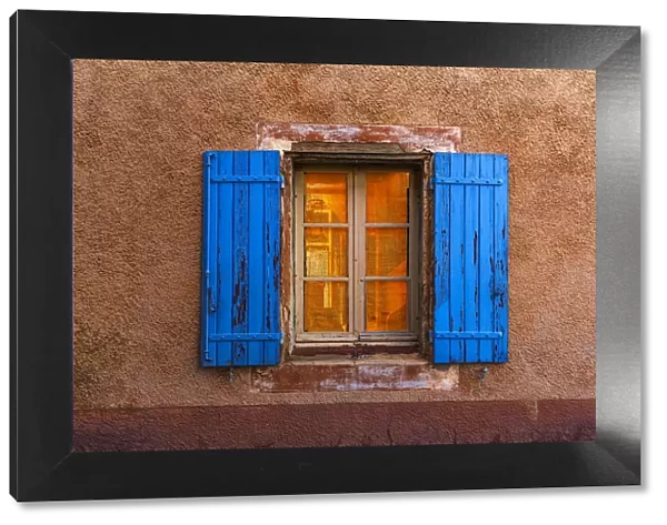 Europe, France, Provence, Roussillon. Blue window shutters