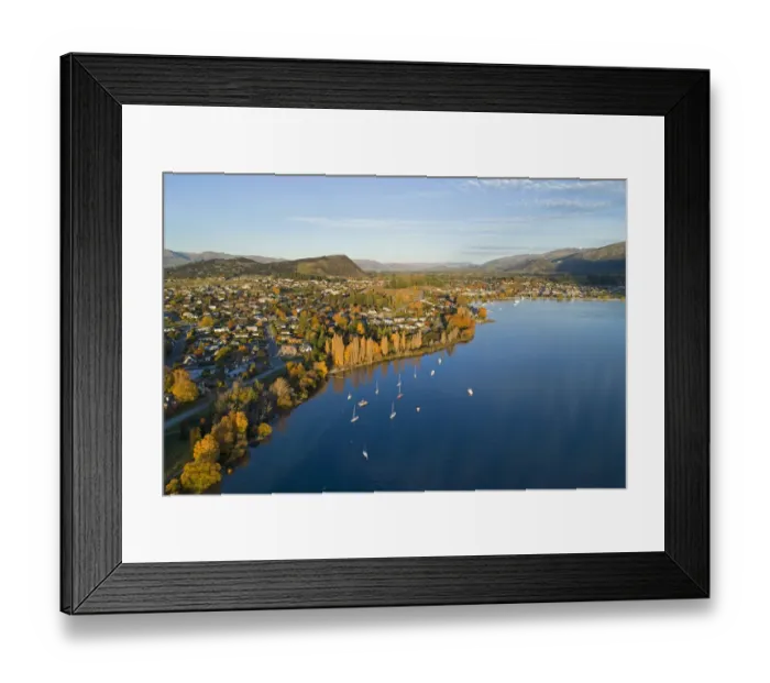 Framed Print : Wanaka and Lake Wanaka in autumn, Otago, South Island, New Zealand Framed Print : Wanaka and Lake Wanaka in autumn, Otago, South Island, New Zealand
