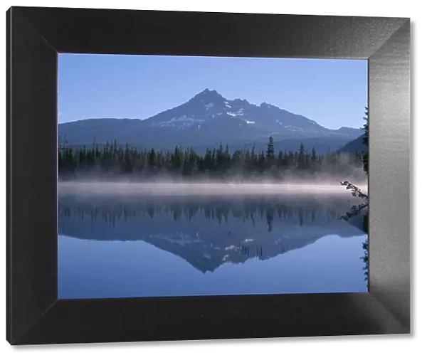 USA, Oregon. Deschutes National Forest, Broken Top reflects in the misty waters of