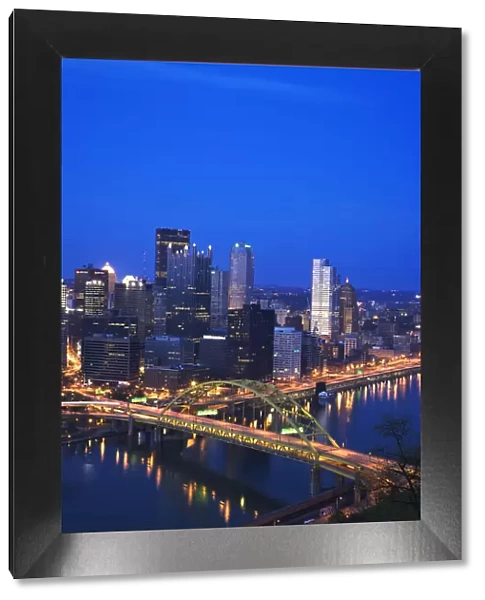 USA, Pennsylvania, Pittsburgh. City skyline at twilight