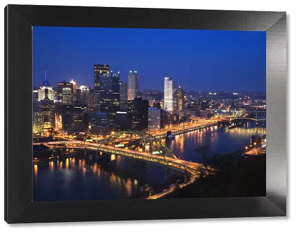 USA, Pennsylvania, Pittsburgh. City skyline at twilight