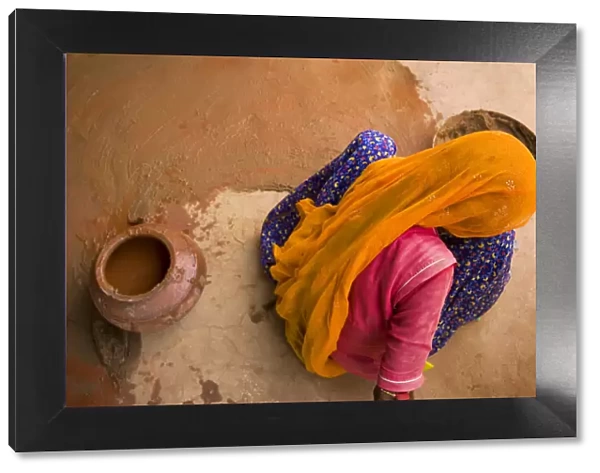 India, Rajasthan. Woman painting. Credit as: Jim Nilsen  /  Jaynes Gallery  /  DanitaDelimont