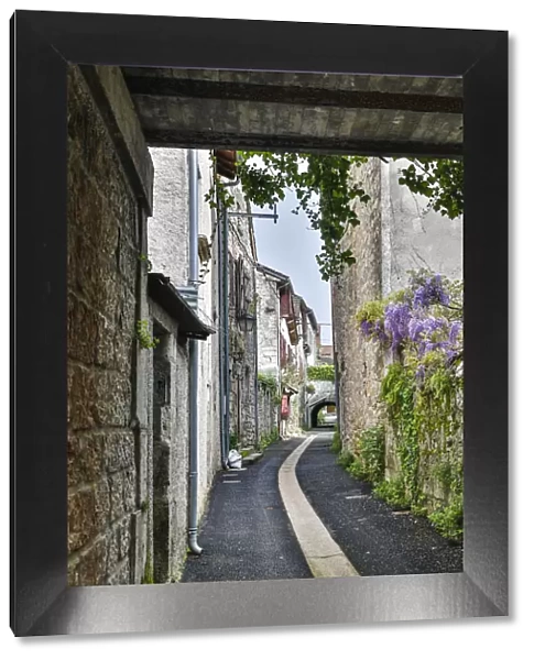 France, Cajarc. Narrow alley