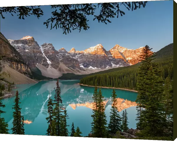 Canada, Alberta, Banff National Park, Moraine Lake at sunrise
