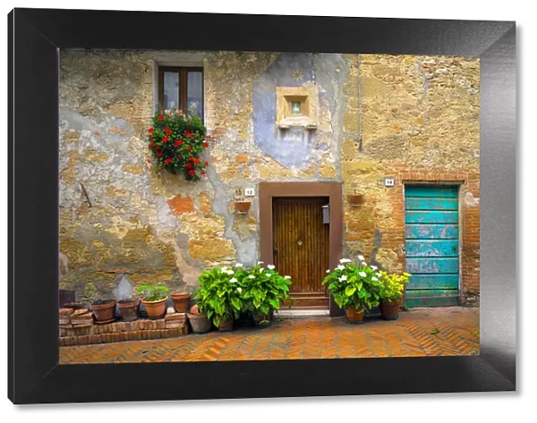 Italy, Pienza. House exterior in old town. Credit as: Jim Nilsen  /  Jaynes Gallery  /  DanitaDelimont