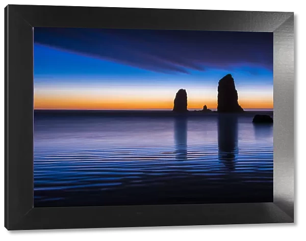 USA, Oregon, Cannon Beach, Seastack reflection at sunset