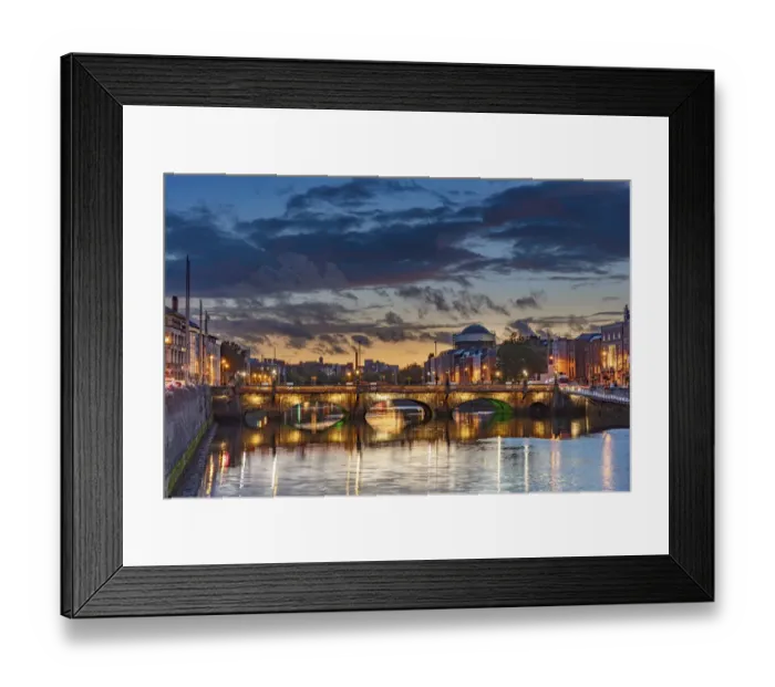 Framed Print : The Grattan Bridge over the River Liffey at dusk in downtown Dublin, Ireland Framed Print : The Grattan Bridge over the River Liffey at dusk in downtown Dublin, Ireland
