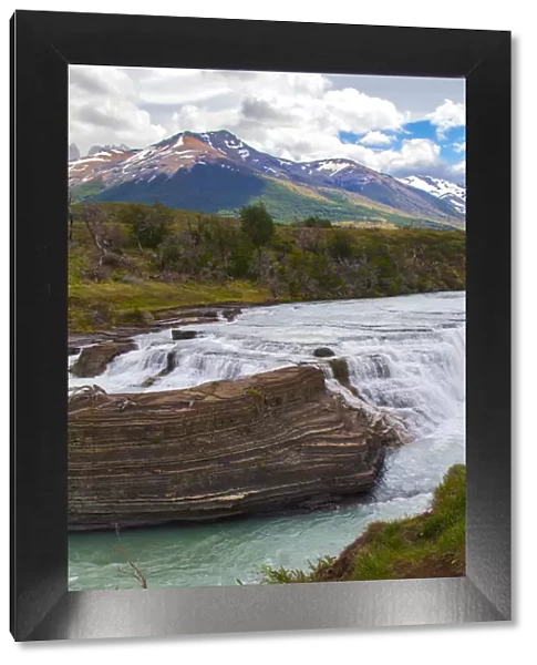Located with Parc Nacional Torres del Paine, this lake has a runoff through rocks