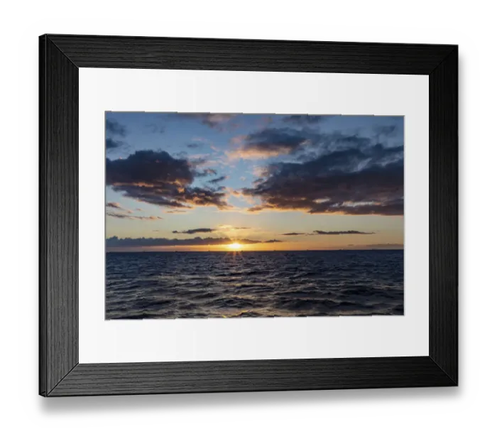 Framed Print : Sunset over the Pacific Ocean from tour boat in Kauai, Hawaii, USA Framed Print : Sunset over the Pacific Ocean from tour boat in Kauai, Hawaii, USA