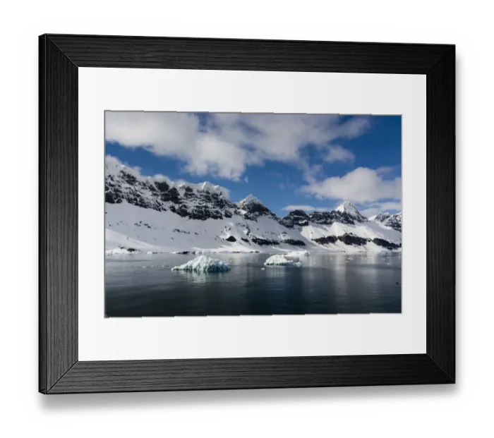 Framed Print : A view of the mountain peaks of Burgerbukta Framed Print : A view of the mountain peaks of Burgerbukta