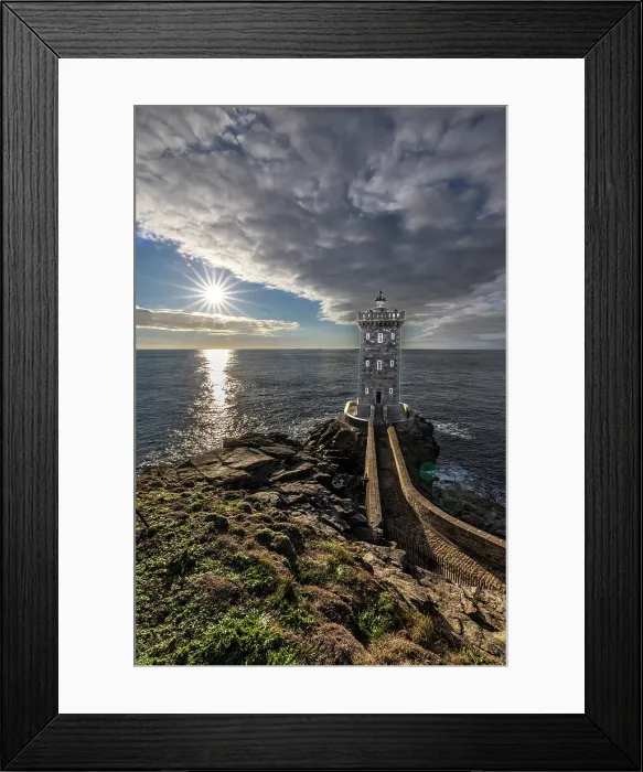 Framed Print : France, Brittany, Le Conquet. Sun setting at the Kermorvan Lighthouse