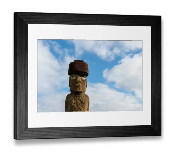 Framed Print : The Ahu Ko Te Riku Moai statue stands in Tahat Archaeological Complex. Rapa Nui, Easter island, Chile