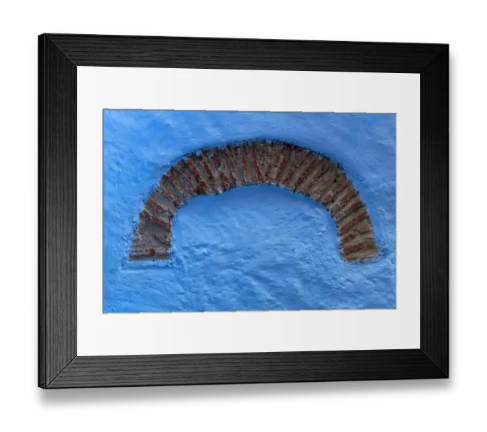 Framed Print : Africa, Morocco, Chefchaouen. Arch design on blue wall. ©Bill Young  /  Jaynes Gallery  /  DanitaDelimont.com