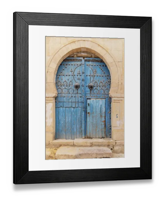 Framed Print : Kairouan, Tunisia. A blue door in a keyhole arch, also known as a Moorish Arch