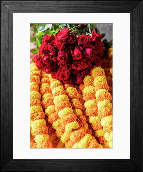 Framed Print : India, West Bengal, Kolkata. Marigolds strung into ropes for necklaces an offerings