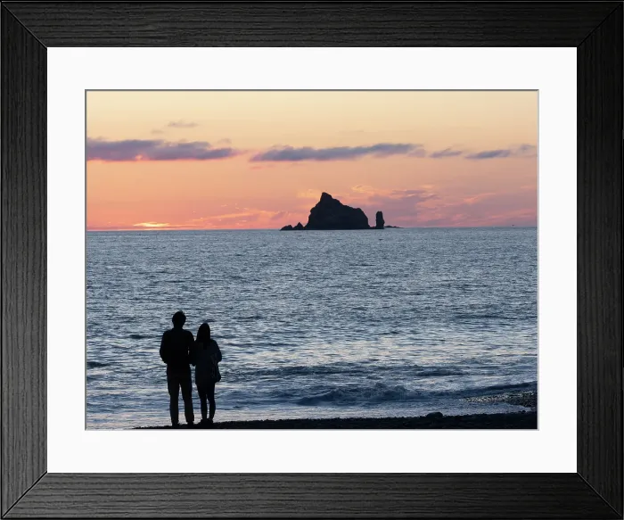 Framed Print : Couple silhouetted at sunset. Rialto Beach, Olympic Peninsula, Washington State Framed Print : Couple silhouetted at sunset. Rialto Beach, Olympic Peninsula, Washington State
