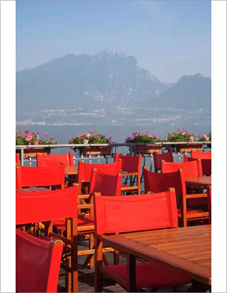 Italy, Verona Province, Torri del Benaco. Lakeside cafe