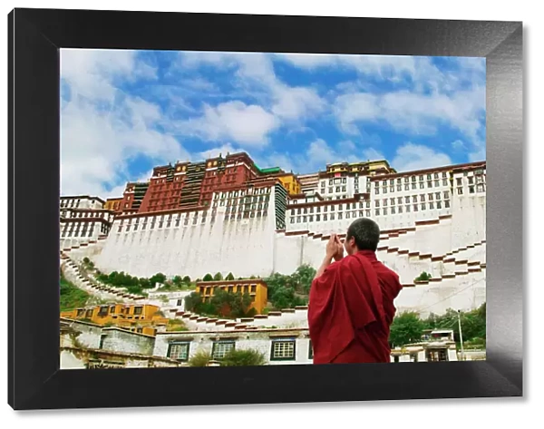 China, Tibet, Lhasa, Tibetan monk with Potala Palace (MR)