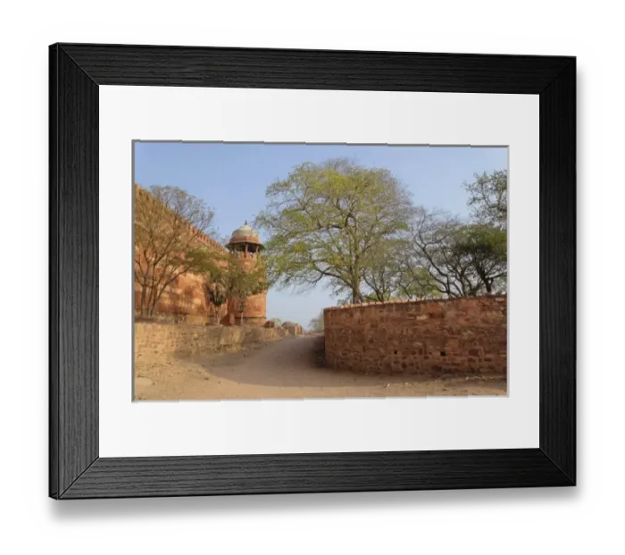Framed Print : Dirt road beside Fatehpur Sikri, in the state of Uttar Pradesh, India