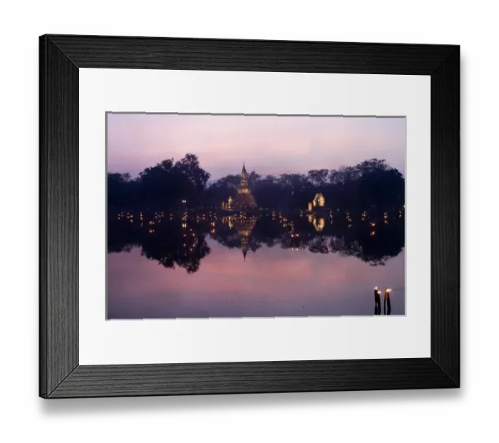 Framed Print : Stupa at Sukothai historical site lit up with candles for Loi Krathong