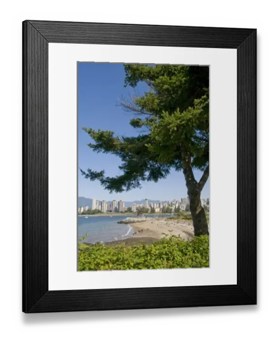 Framed Print : Kitsilano Beach park overlooking English Bay and the skyline of downtown Vancouver, BC, Canada