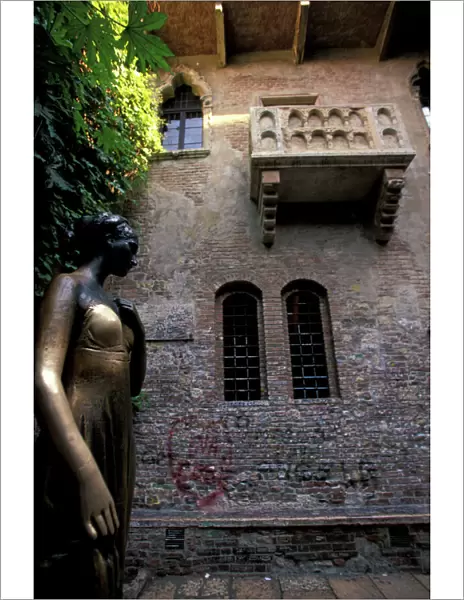 Italy, Veneto, Verona. Juliettes Home, balcony and statue