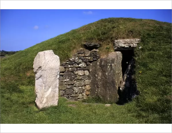 UK, Wales, Angelesey. Ancient burial chamber of Bryn Celli Ddu, c. 2000BC, a CADW