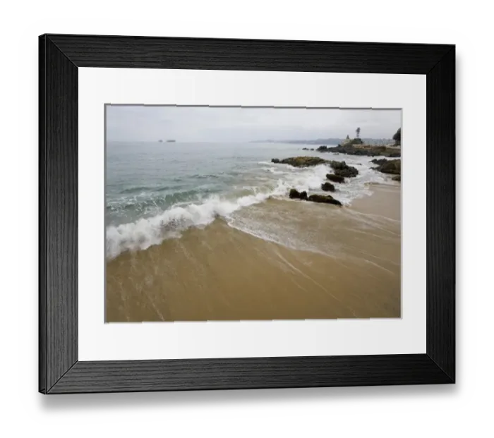 Framed Print : ViOa del Mar, Chile. South America. Surf at Playa Los Artistas (Artists Beach). Wulff