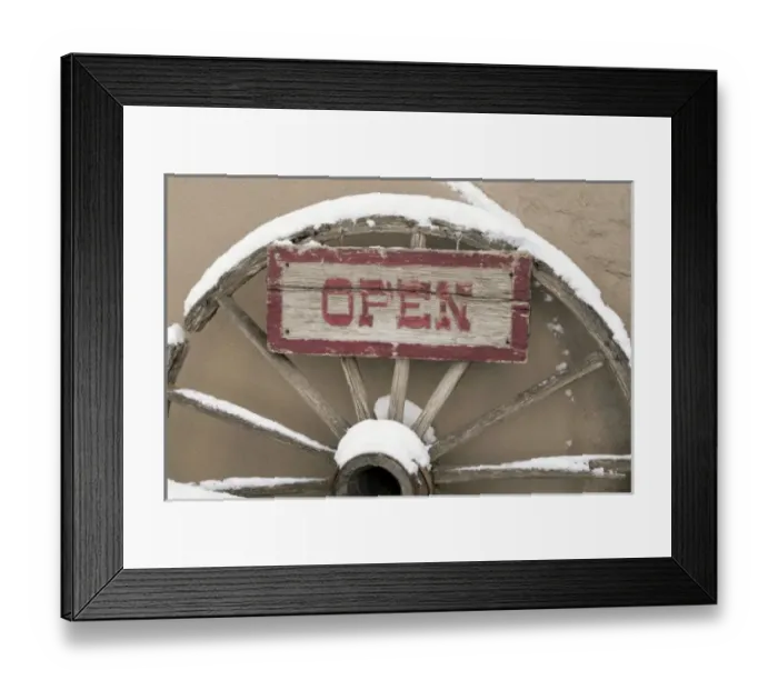 Framed Print : Santa Fe, New Mexico, USA. Old western wagon wheel