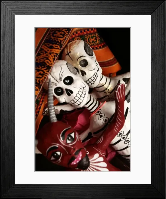 Framed Print : Santa Fe, New Mexico, USA. Paper mache Mexican Day of the Dead skeletons celebrate Framed Print : Santa Fe, New Mexico, USA. Paper mache Mexican Day of the Dead skeletons celebrate