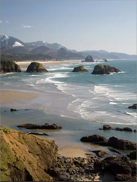 OR, Oregon Coast, Ecola State Park, view of Cannon Beach and Haystack Rock