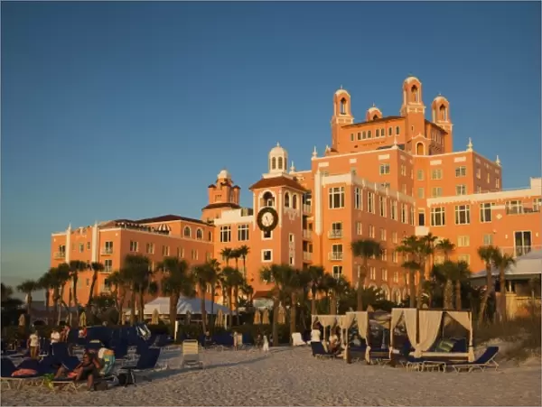 USA, Florida, St. Petersburg Beach, Don Cesar resort hotel, sunset
