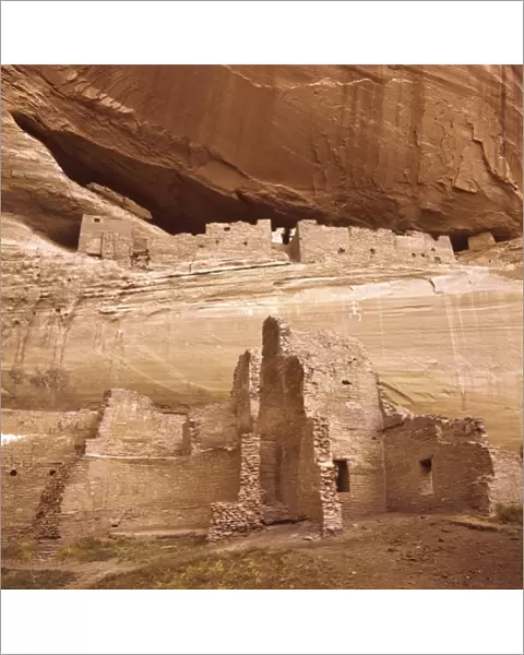 USA, Arizona, Canyon de Chelly NM. White House Ruins can be easily visited when at