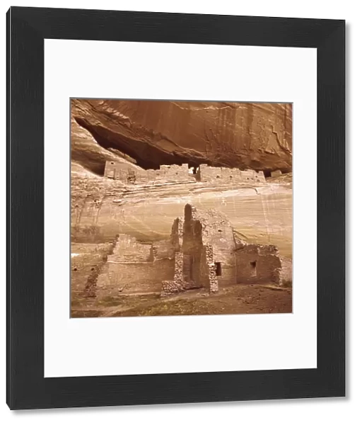 USA, Arizona, Canyon de Chelly NM. White House Ruins can be easily visited when at