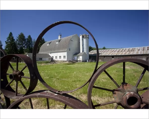 USA, Washington, Whitman County, Uniontown, The Palouse, Wheel fence and barn (Dahman