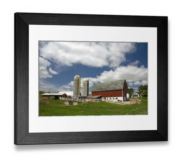 Framed Print : Red barn on a farm in Vernon County, Wisconsin, USA Framed Print : Red barn on a farm in Vernon County, Wisconsin, USA