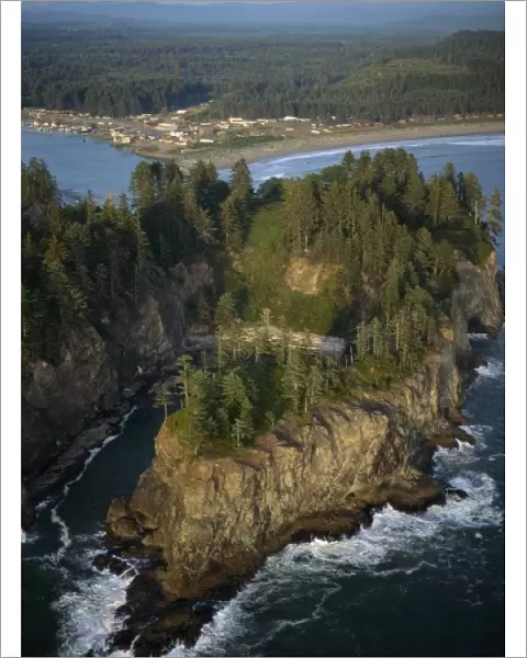 USA, Washington, Coastline aerial of James Island, village of La Push in background