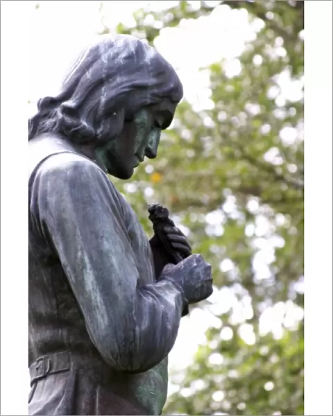 A statue of Carl Linnaeus holding a bird by Gerda Sprinchorn standing in the church