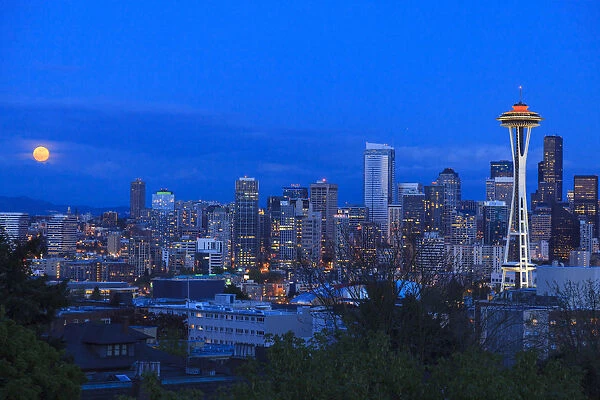 2012 skyline view of the Seattle skyline with the Space Needle roof painted Galaxy Gold